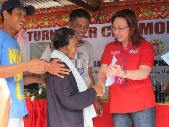 GMAKF EVP and COO Mel C. Tiangco (center) leads the ribbon-cutting at the turnover ceremony for the Kapuso Village Phase II in Iligan City, flanked by Iligan City Mayor Hon. Celso G. Regencia (left) and Barangay Mandulog Punong Barangay Abungal P. Cauntongan, Al Haj (right).
