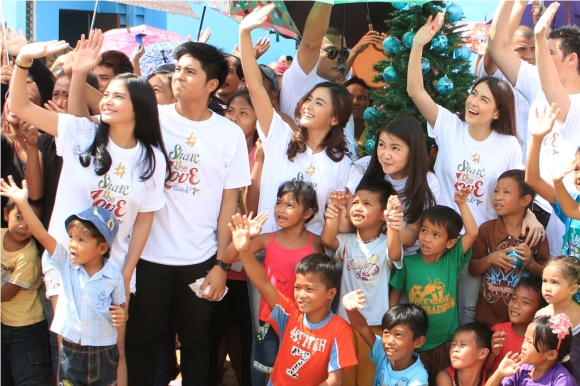 Kapuso stars joined GMAKF EVP and COO Mel C. Tiangco in giving the residents an early Christmas gift last December.