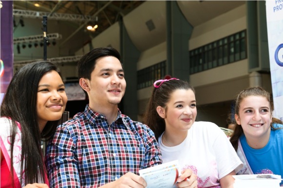 Alden with his kababayans at the Pagdiriwang 2015 in Seattle 1