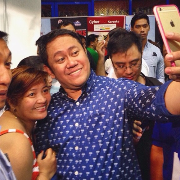 Betong Sumaya Jr. takes selfie with PIDC Dubai crowd